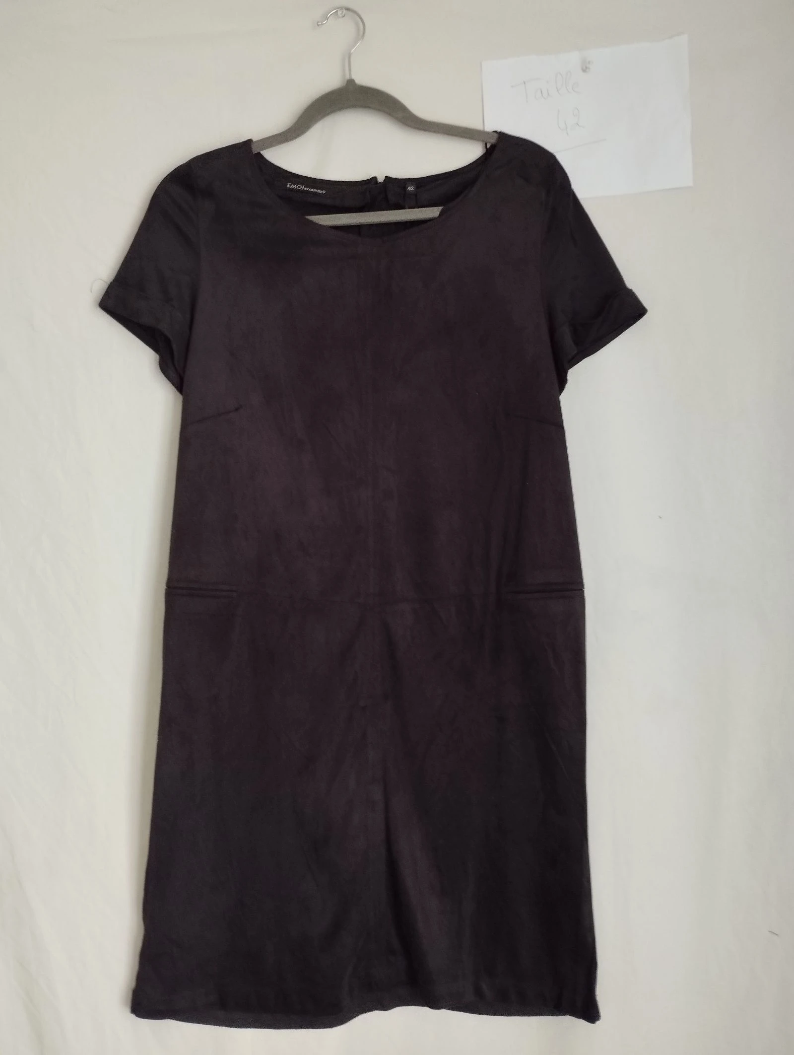 Robe courte en suédine (fausse peau) noir de la marque EMOI by Emonite, en taille 42.